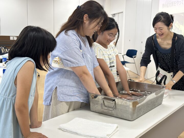 氷水に手を入れて体温を下げる体験②